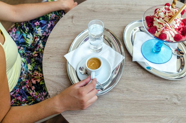 Sublimez votre décolleté carré avec style : L'art des colliers ras du cou élégants !